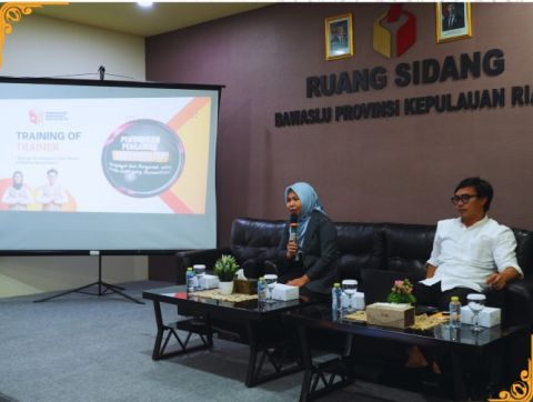 Anggota Bawaslu Kepri Dr, Maryamah, M.Pd.I mejadi narasumber Training of Trainers (ToT) di dampingi kabag p2h Ridwan, Ruang Rapat Knator Bawaslu Kepri