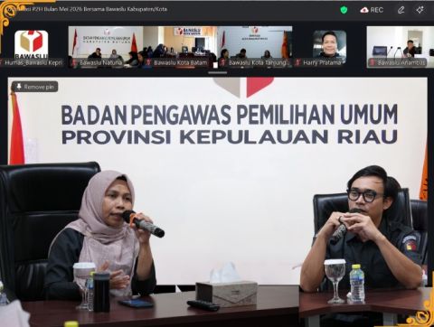 Anggota Bawaslu Provinsi Kepulauan Riau, Maryamah bersama Kabag Pengawasan Parmas dan Humas, Ridwan memberikan pengarahan dalam kegiatan rapat koordinasi divisi p2h se kepulauan riau