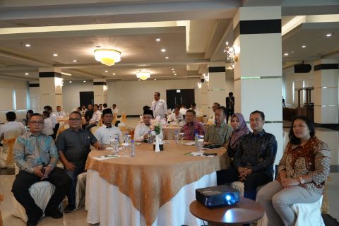Anggota Bawaslu Provinsi Kepulauan Riau, Maryamah (tengah), foto bersama menghadiri pembukaan Uji Kompetensi Wartawan (UKW) yang diselenggarakan Komunitas Jurnalis Kepri (KJK) bekerja sama dengan Lembaga Uji Kompetensi Wartawan (LUKW) Universitas Pembangunan Nasional (UPN) Veteran Yogyakarta di Hotel CK Tanjungpinang, Sabtu (29/8/2026).
