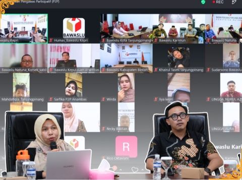 anggota bawaslu kepri Dr. Maryamah, M.Pd.I dan Kabag Pengawasan dan humas Bawaslu kepri dalam kegiatan Evaluasi Pelaksanaan Pendidikan Pengawas Partisipatif (P2P) se-Provinsi Kepulauan Riau secara daring melalui Zoom Meeting, Kamis (10/9/2026)