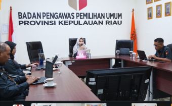 Koordinator Divisi Pencegahan Partisipasi masyarakat dan humas bawaslu kepri, Maryamah memberikan arahan dalam kegiatan Rakor divisi P2h secara daraing kepada Bawaslu kabupaten/kota