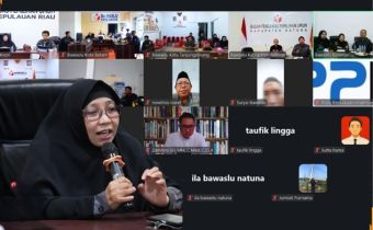 Anggota Bawaslu Provinsi Kepulauan Riau, Rosnawati sedang memberikan arahan kepada peserta kegiatan Klinik Penanganan Pelanggaran Bawaslu Kabupaten/kota melalui zoom meeting 