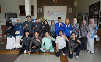 Anggota Bawaslu Provinsi Kepulauan Riau berfoto bersama kader Pengurus cabang PMII Tanjungpinang-Bintan dalam kegiatan Konsolidasi Demokrasi di Kantor Bawaslu Kepri