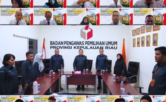 Ketua Bawaslu Provinsi Kepulauan Riau, Zulhadril Putra, bersama anggota dalam kegiatan  pembukaan kegiatan Orientasi Pegawai Pemerintah dengan Perjanjian Kerja (PPPK) Bawaslu se-Provinsi Kepulauan Riau, Senin (13/7/2026).