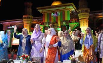  Anggota Bawaslu Provinsi Kepulauan Riau, Rosnawati menghadiri pembukaan Musabaqah Tilawatil Quran (MTQ) XII Tingkat Provinsi Kepulauan Riau Tahun 2026 yang digelar di halaman Gedung Lembaga Adat Melayu (LAM) Kota Tanjungpinang, Sabtu (4/7/2026). 