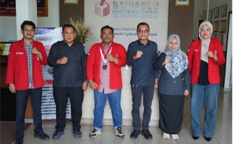 Bawaslu Kepri menerima kunjungan kelembagaan Gerakan Mahasiswa Nasional Indonesia (GMNI) Cabang Tanjungpinang–Bintan, Kegiatan yang berlangsung di Kantor Bawaslu Provinsi Kepulauan Riau, Senin (13/7/2026), dihadiri Ketua Bawaslu Kepri Zulhadril Putra, Anggota Bawaslu Maryamah dan Febriadinata, serta jajaran sekretariat. Dari pihak GMNI hadir Ketua GMNI Cabang Tanjungpinang–Bintan Gabriel R.H., Bendahara Depi Petrianti, dan Pengurus Ario Gonzales.