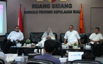 Dr. Rosnawati, M.A., yang memaparkan mekanisme pelayanan informasi publik di lingkungan Bawaslu Kepri. dalam kegiatan Konsolidasi Demokrasi bertema Penguatan Keterbukaan Informasi Publik yang digelar di Kantor Bawaslu Provinsi Kepulauan Riau, Rabu (8/7/2026).