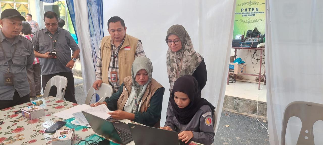 Ketua Bawaslu Kepri & Tim Puslitbang Bawaslu RI Awasi Rekapitulasi Suara Tingkat Kecamatan