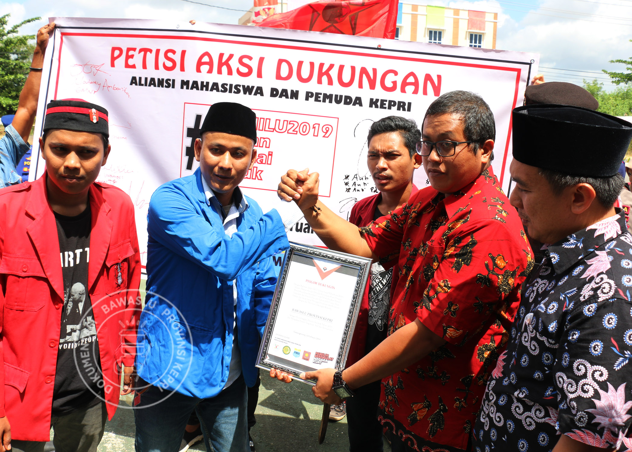 Aksi Damai Mahasiswa di Kantor Bawaslu Provinsi Kepulauan Riau.