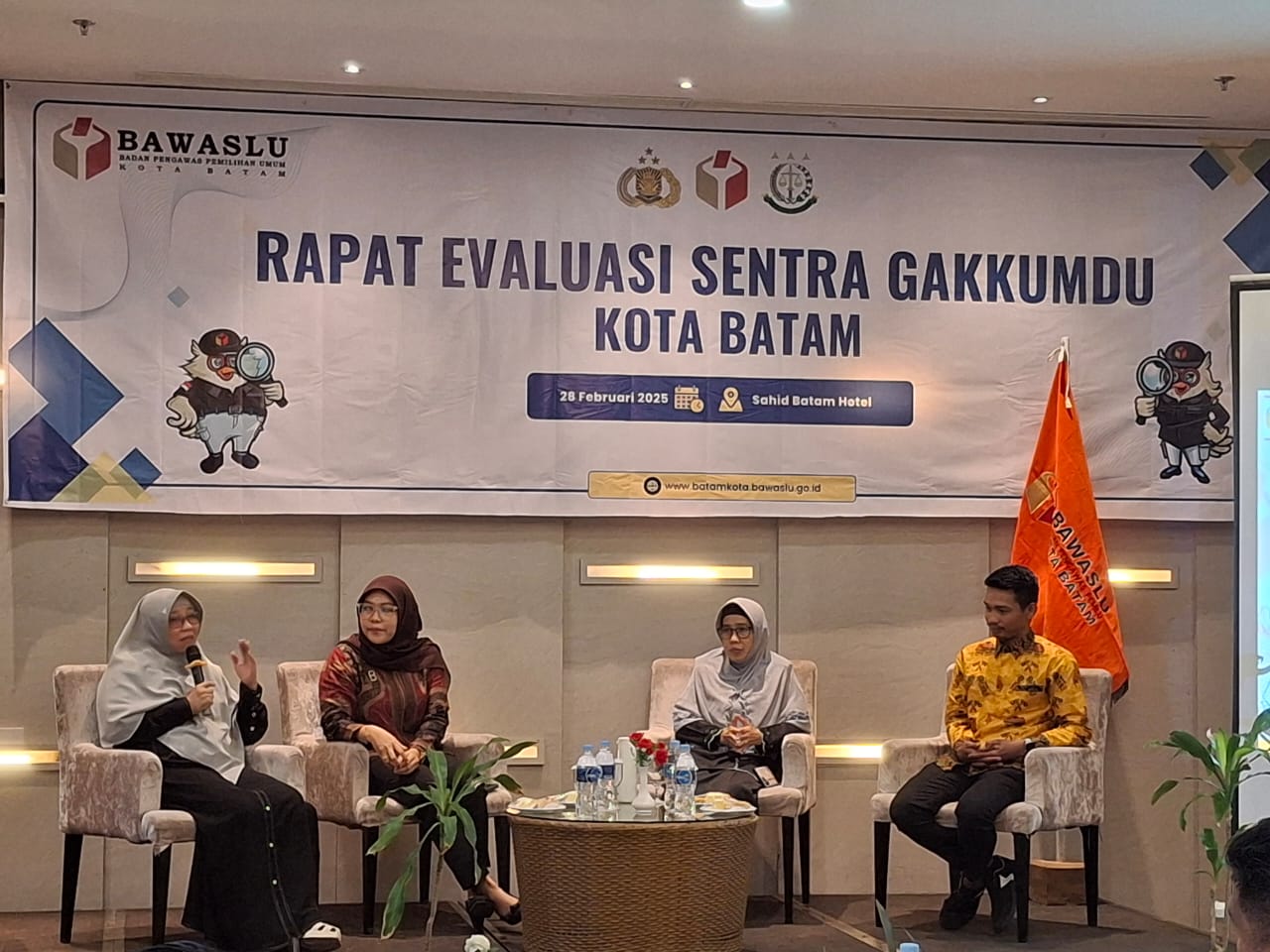 Anggota Bawaslu Kepri menjadi Narasumber pada Rapat Evaluasi Sentra Gakkumdu Kota Batam