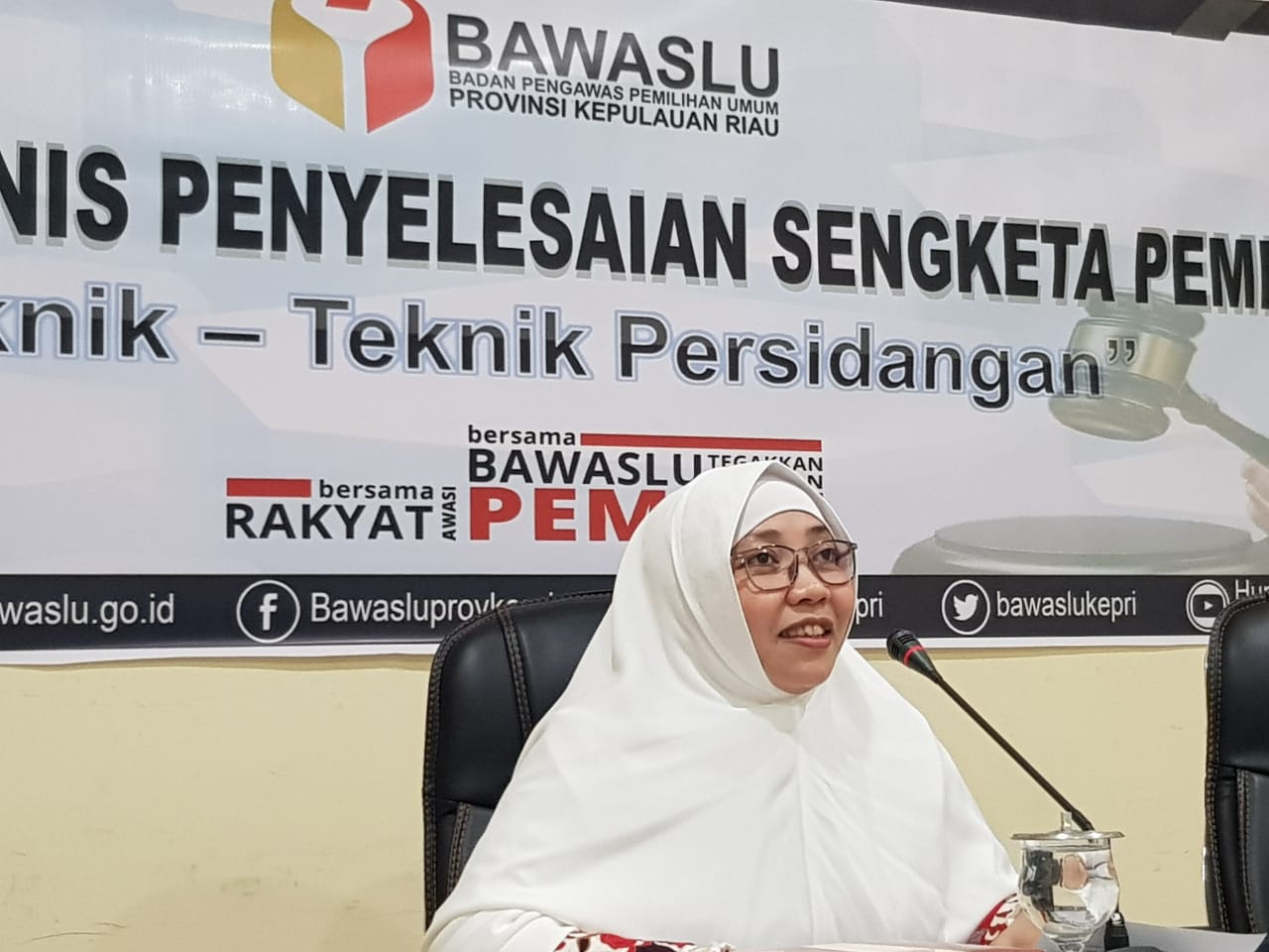 Bawaslu Kepri Gelar Bimtek Penyelesaian Sengketa Pemilihan Teknik Persidangan