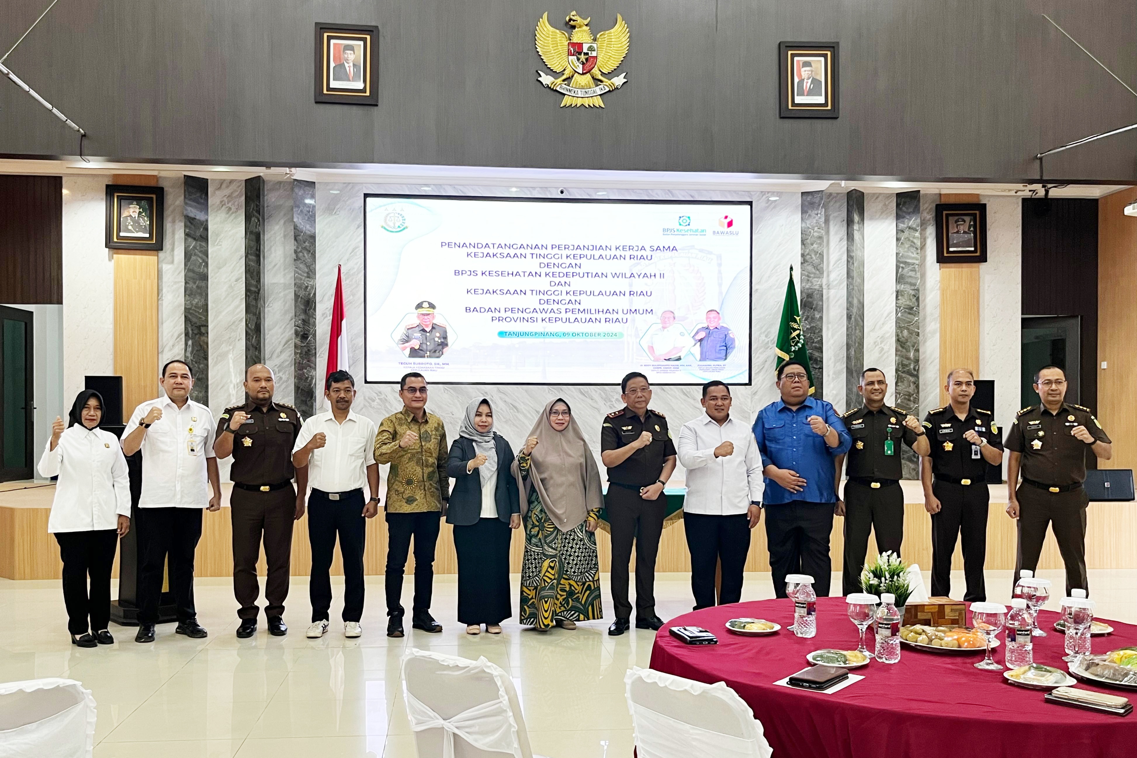 Perkuat Kerjasama di Bidang Hukum, Bawaslu Kepri dan Kejati Kepri Tanda Tangani Perjanjian Kerjasama