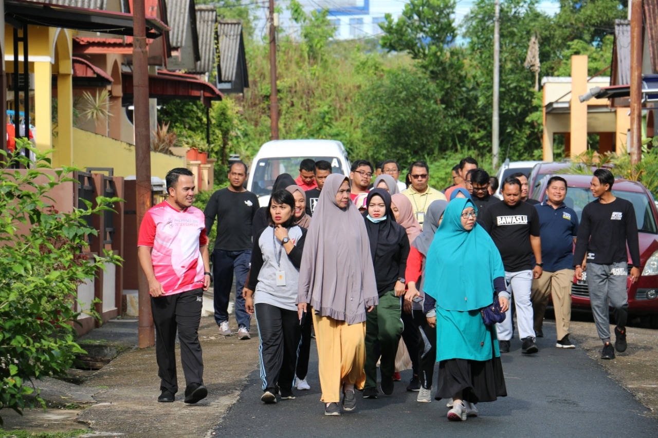 Jalan Sehat dan Membangun Kesadaran Menjaga Kebersihan Lingkungan Lewat Gotong Royong