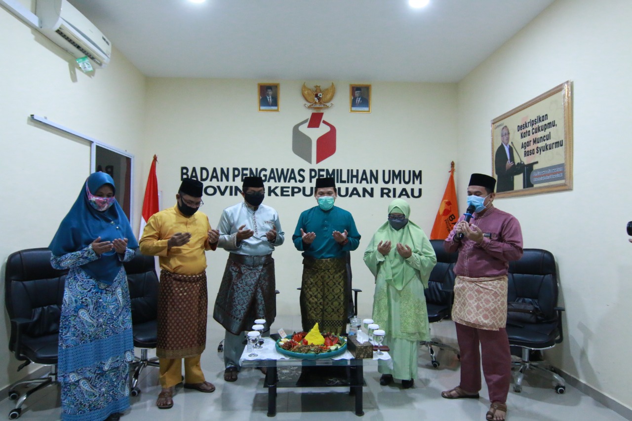 Bawaslu Kepri Lakukan Pembagian Sembako Dalam Rangka Menyambut HUT Bawaslu ke -12