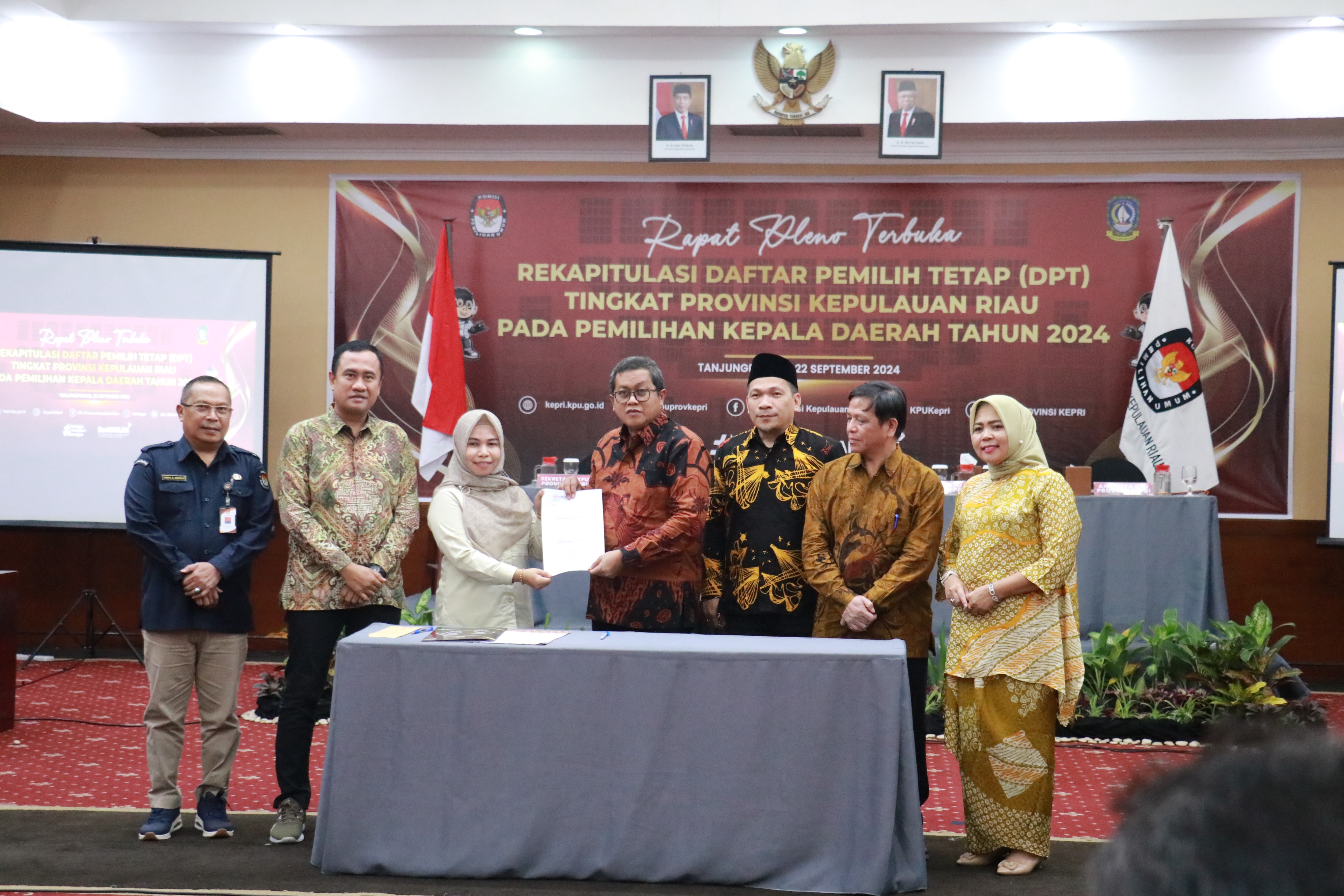 Bawaslu Kepri Ikuti Rapat Pleno Rekapitulasi DPT Tingkat Provinsi, KPU Tetapkan 1.559.727 Pemilih