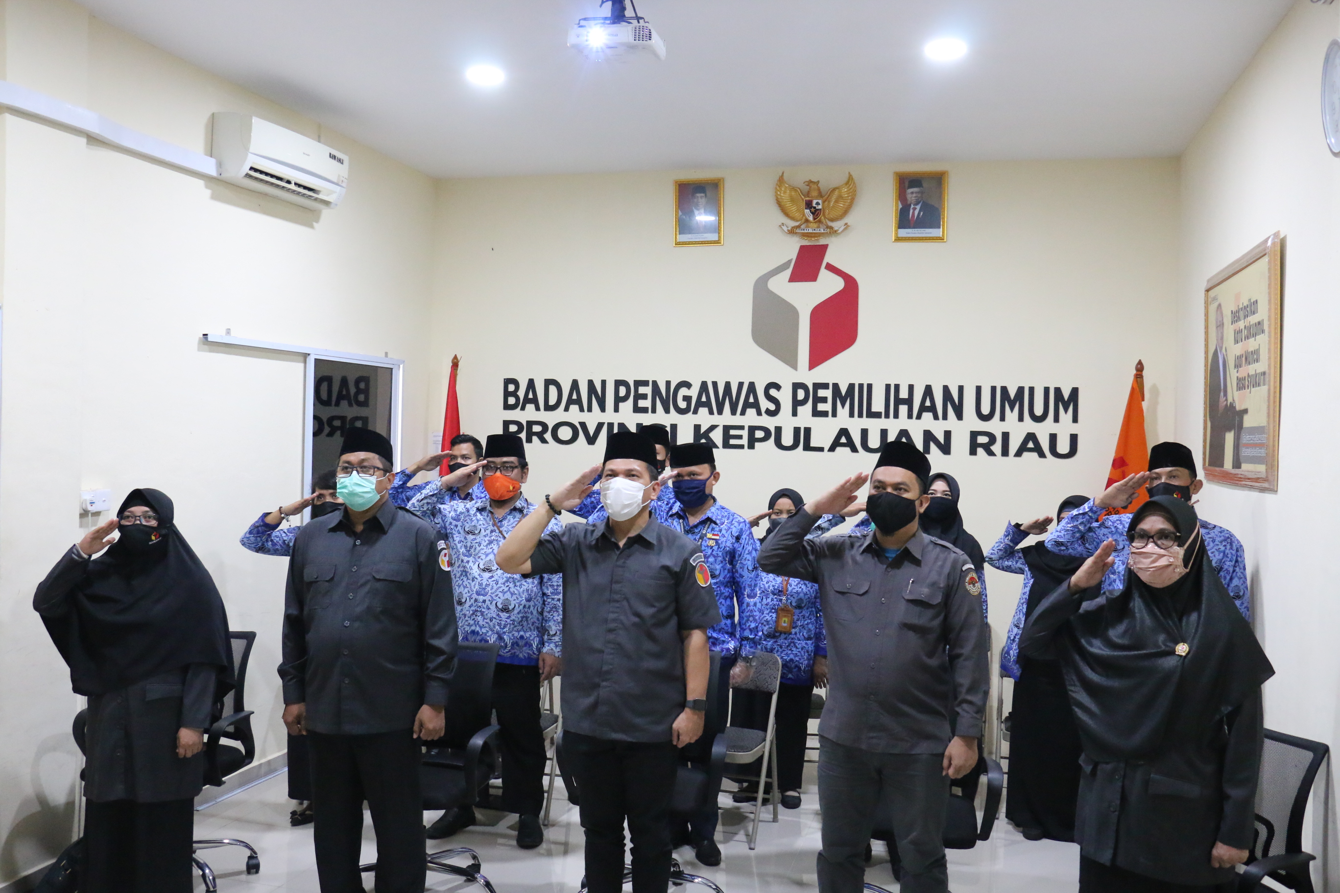 Peringati HUT RI di Tengah Pandemi, Bawaslu Kepri Ikuti Upacara Secara Daring
