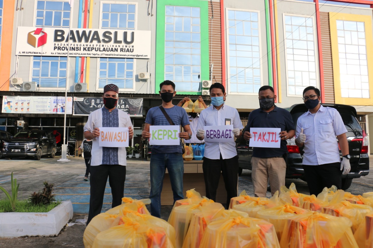 Bawaslu Kepri Berbagi Takjil Menjelang Buka Puasa