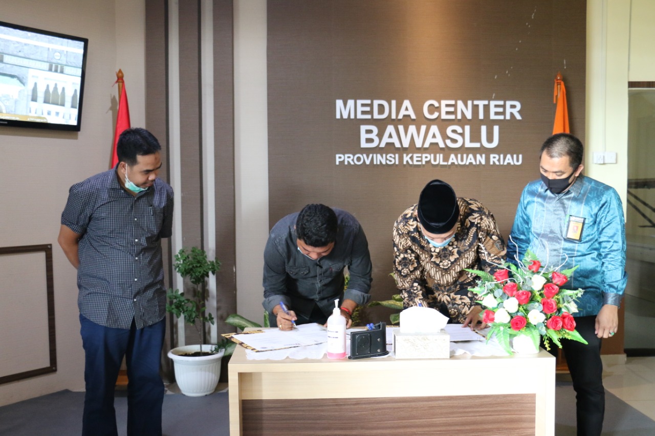 Penandatanganan PKS Antara Bawaslu Kepri dengan UMRAH