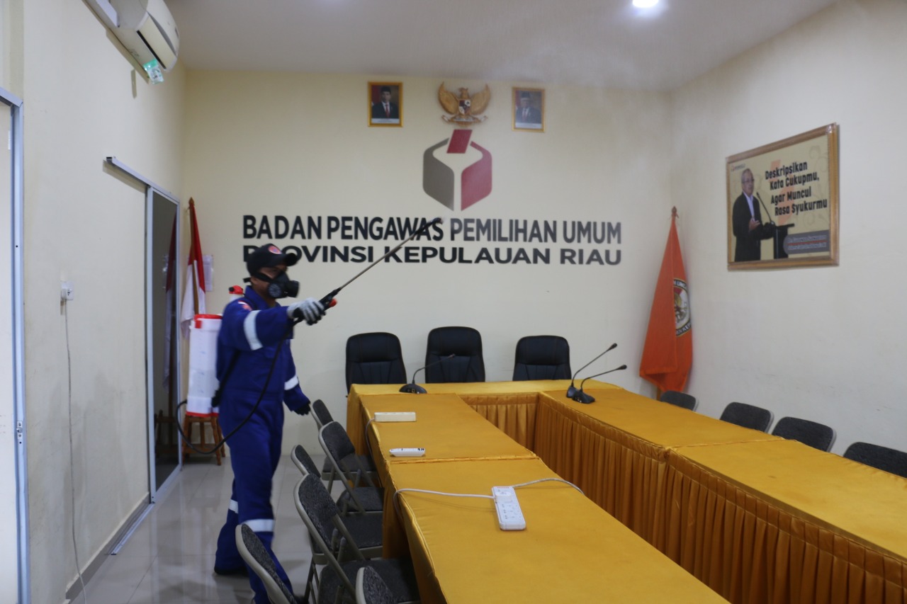 Cegah Covid-19, Bawaslu Provinsi Kepri Lakukan Penyemprotan Disinfektan