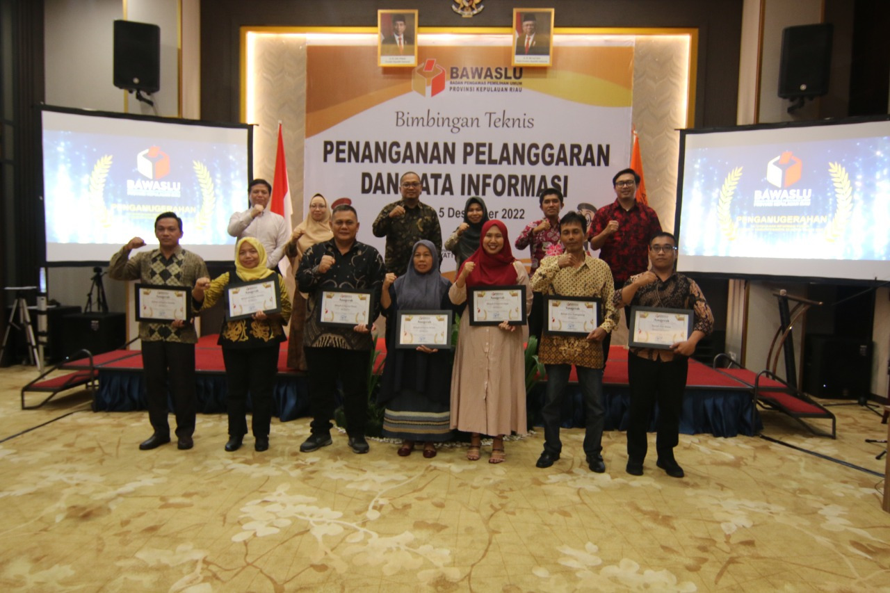 Bawaslu Kabupaten/Kota se-Kepri Terima Anugerah Keterbukaan Informasi Publik