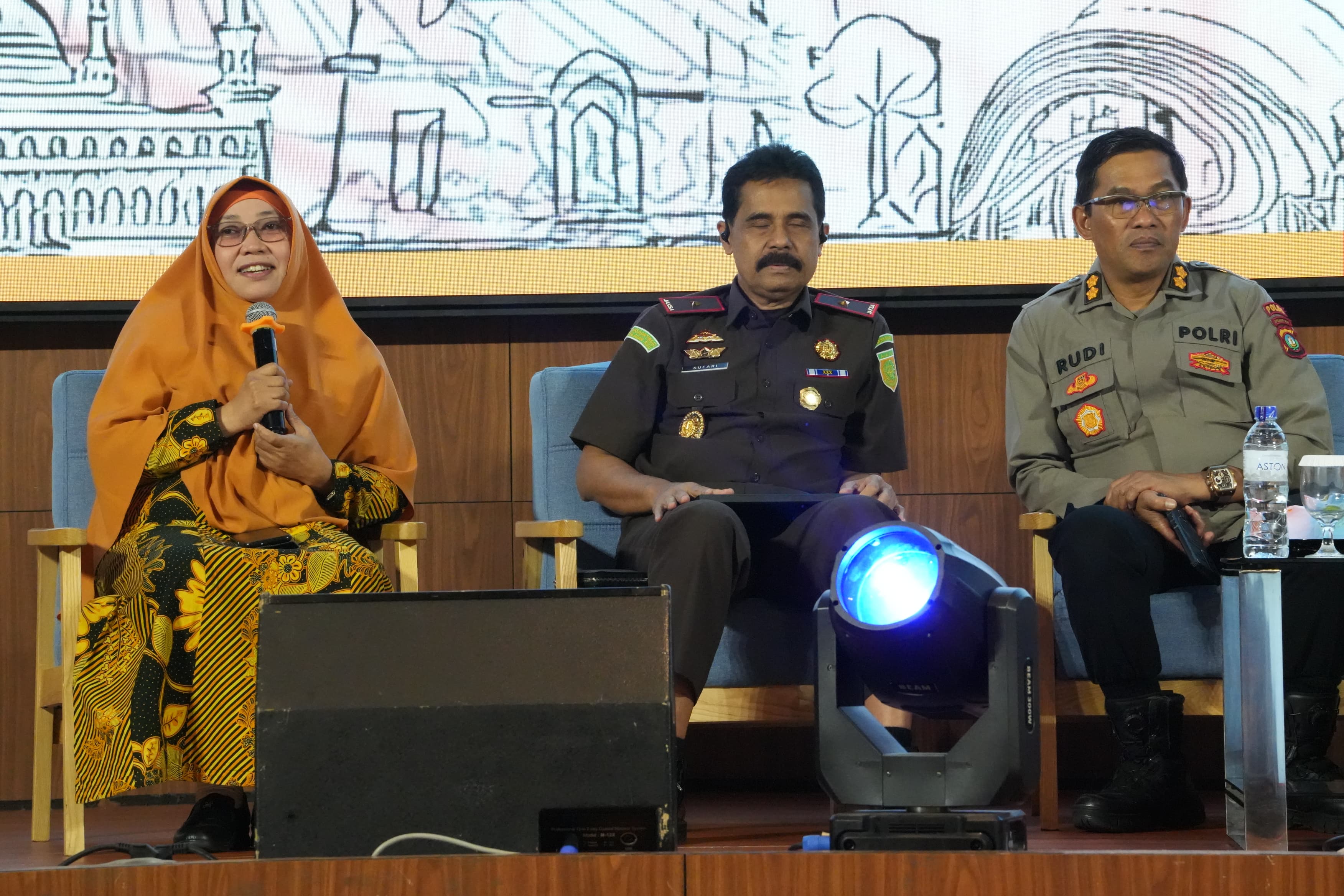Anggota Bawaslu Kepri menjadi Pembicara pada Rapat Kerja Pimpinan, Evaluasi Pilkada Serentak 2024