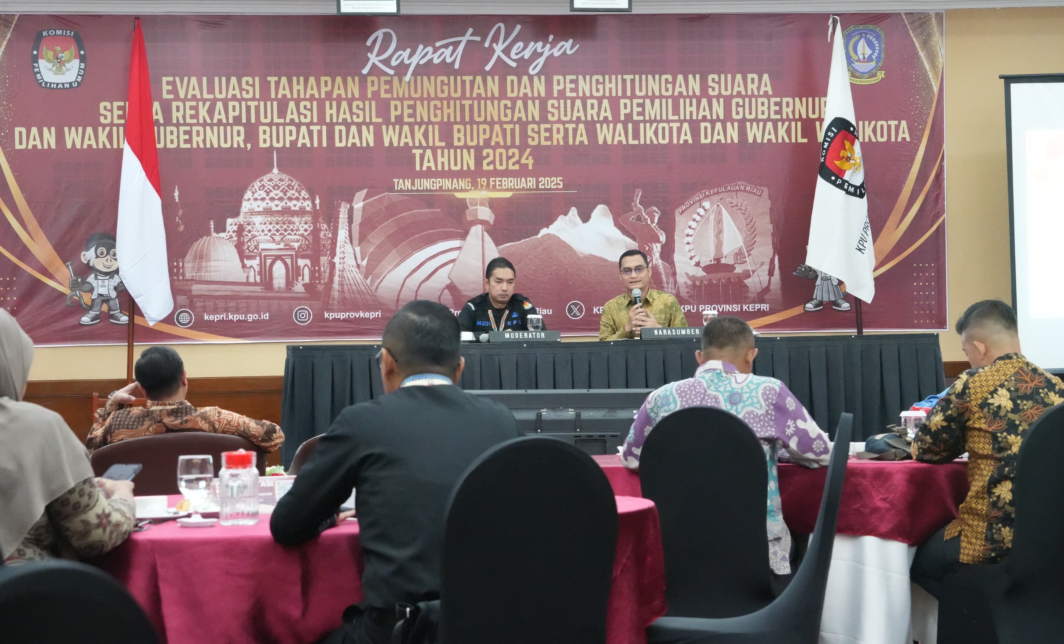 Anggota Bawaslu Kepri menjadi Narasumber dalam Rapat Kerja Evaluasi, Diselenggarakan KPU Prov Kepri