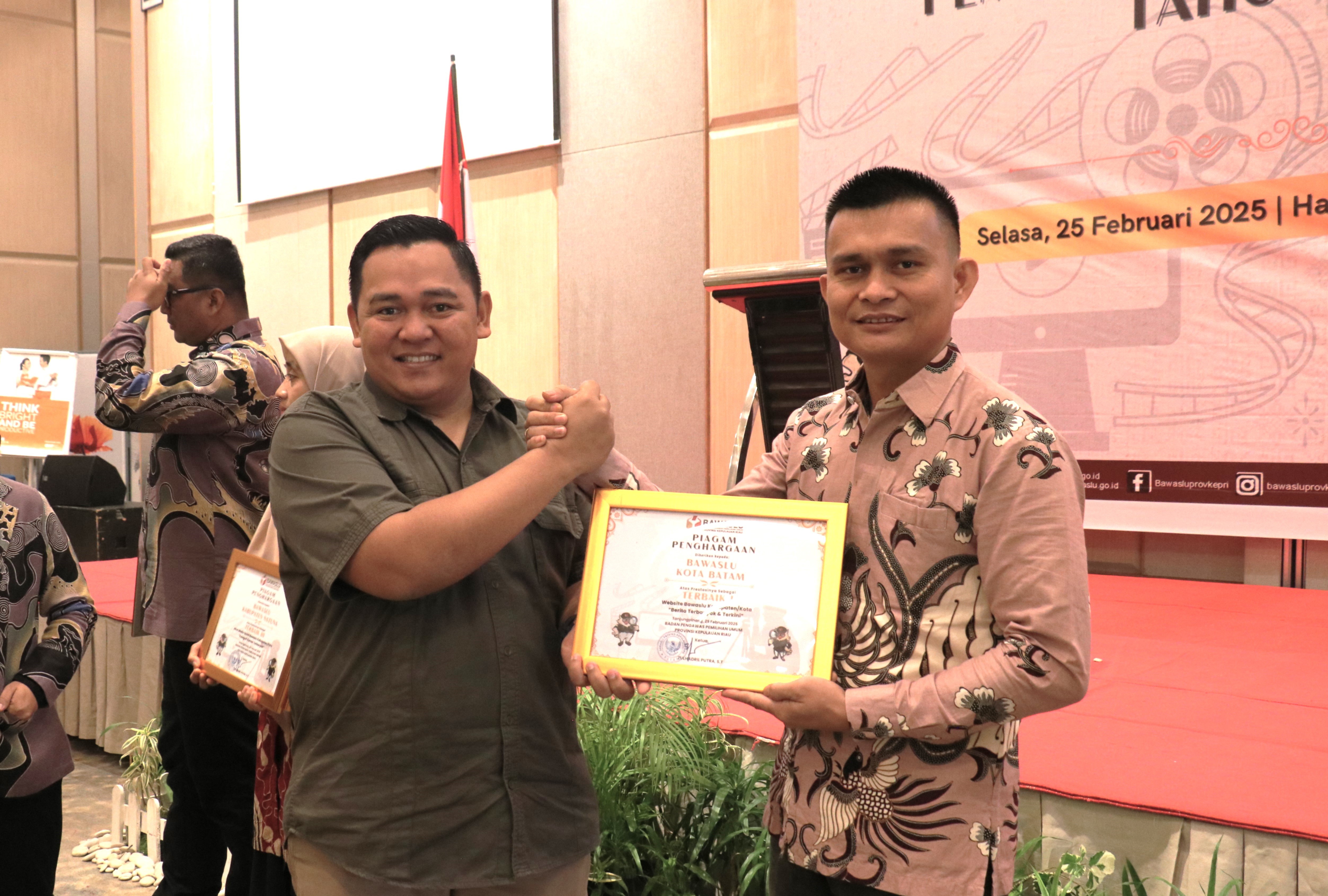 Apresiasi Kinerja Humas pada Pilkada 2024, Bawaslu Kepri Berikan Anugerah Kehumasan Terbaik