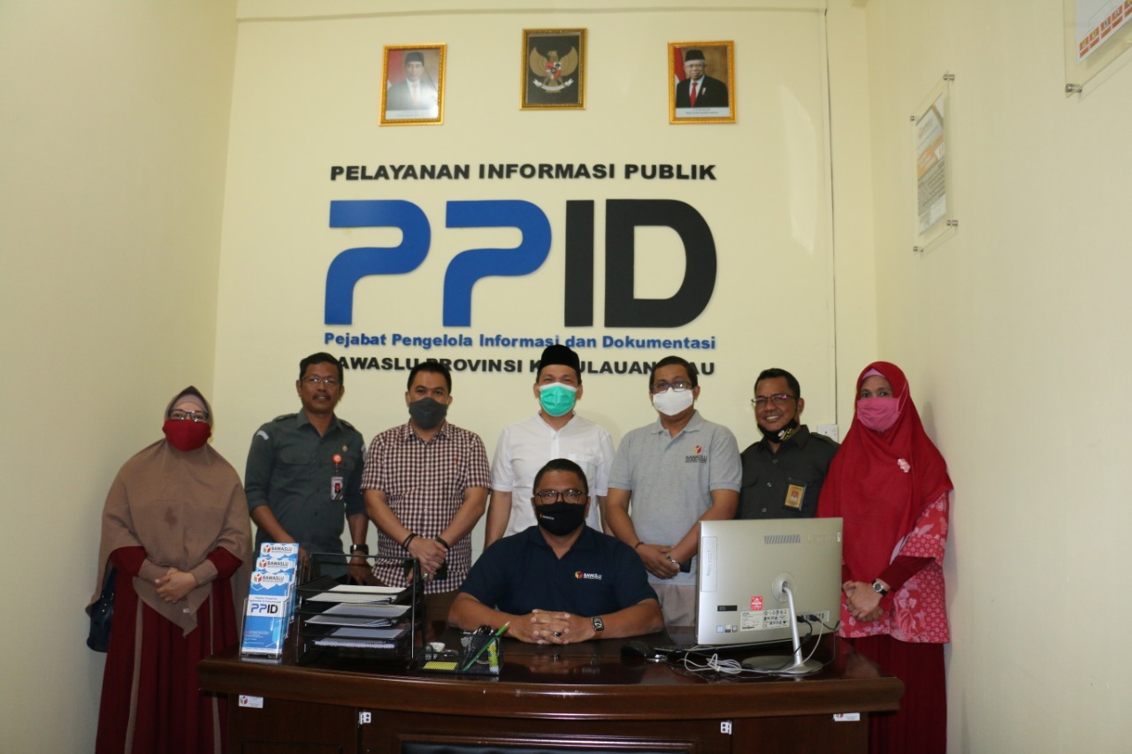 Kunjungi Bawaslu Provinsi Kepri, Fritz Resmikan Ruang PPID