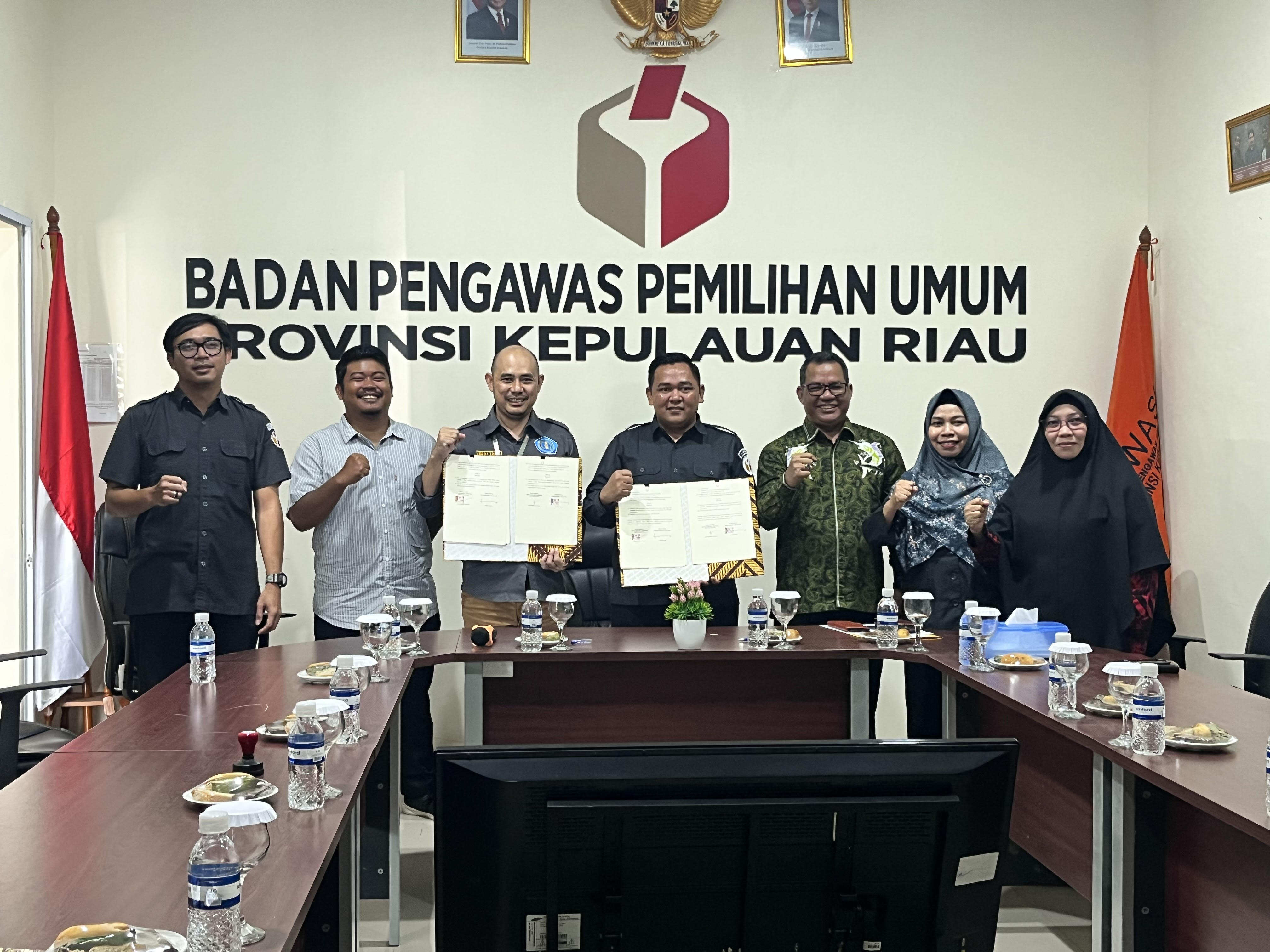 Laksanakan Program Non Tahapan Pemilihan, Bawaslu Kepri Bersama Stisipol Raja Haji Tanda Tangani MoU