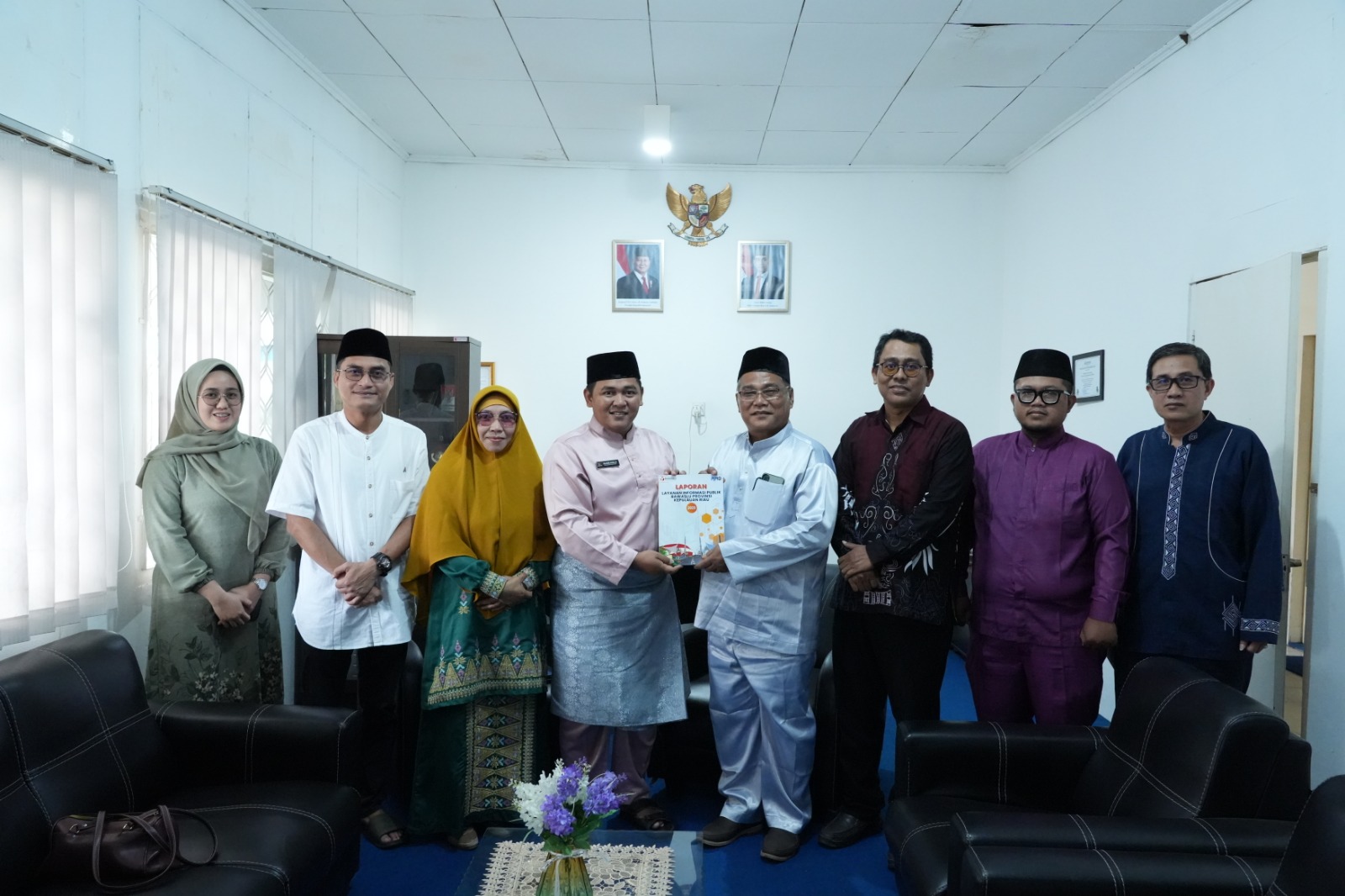 enyerahakan Laporan Informasi publik tahun 2025 kepada ketua Komisi informasi Kepri Arison ( Tengah) Jumat 6 Maret 2026