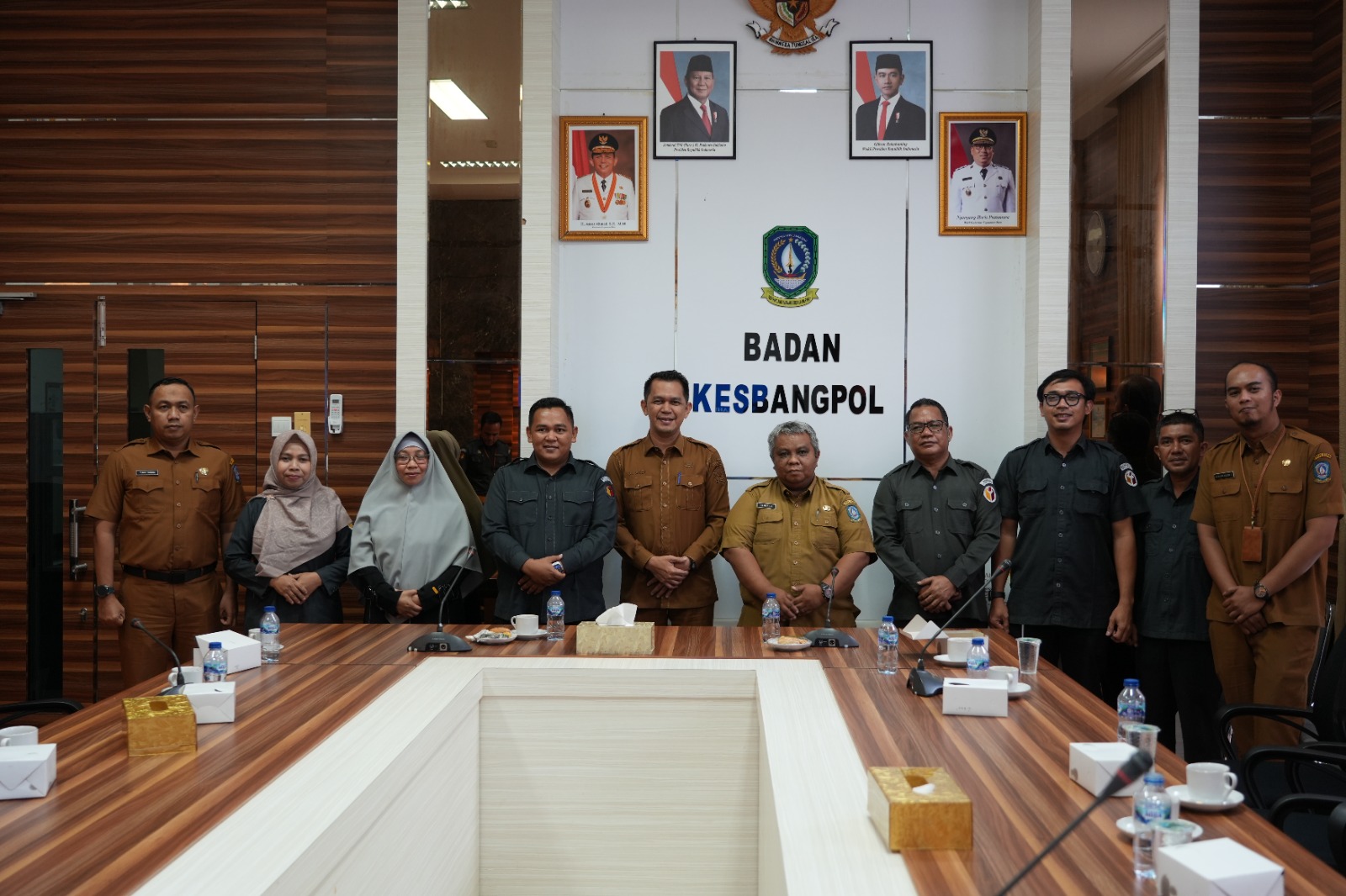 Dokumentasi ketua dan anggota bawaslu kepri berfoto bersama sekretaris kesbangpol provinsi kepri dalam rangka kegiatan Silaturahmi dan koordinasi kelembagaan, Dompak, 14 April 2026.