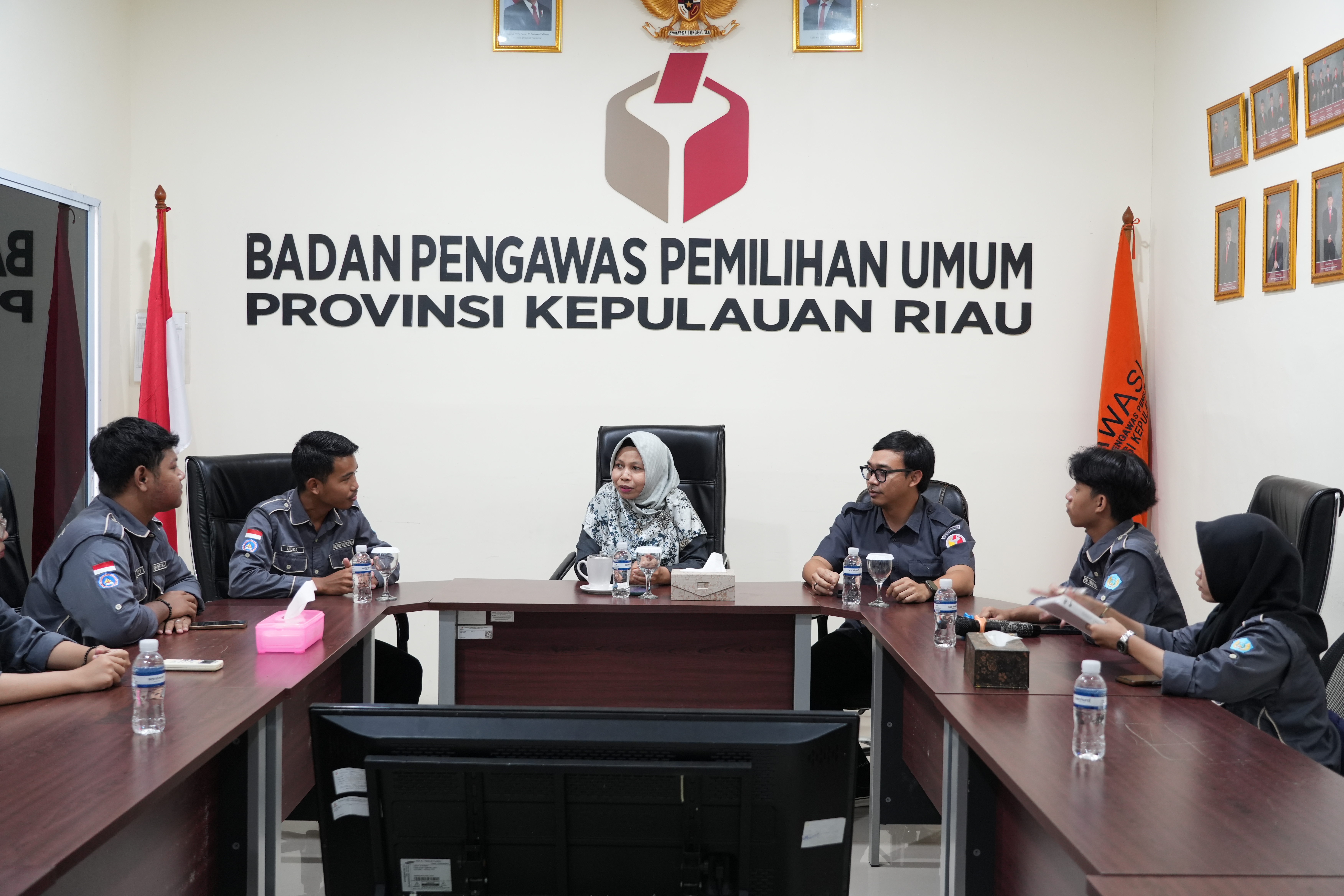 Anggota Bawaslu Provinsi Kepulauan Riau Dr. Maryamah, M.Pd.I bersama Plt Kepala Sekrtariat Ridwan, S.H dalam Pertemuan Audiensi bersama Badan Eksekutif Mahasiswa Fisip Umrah, 14 April 2026