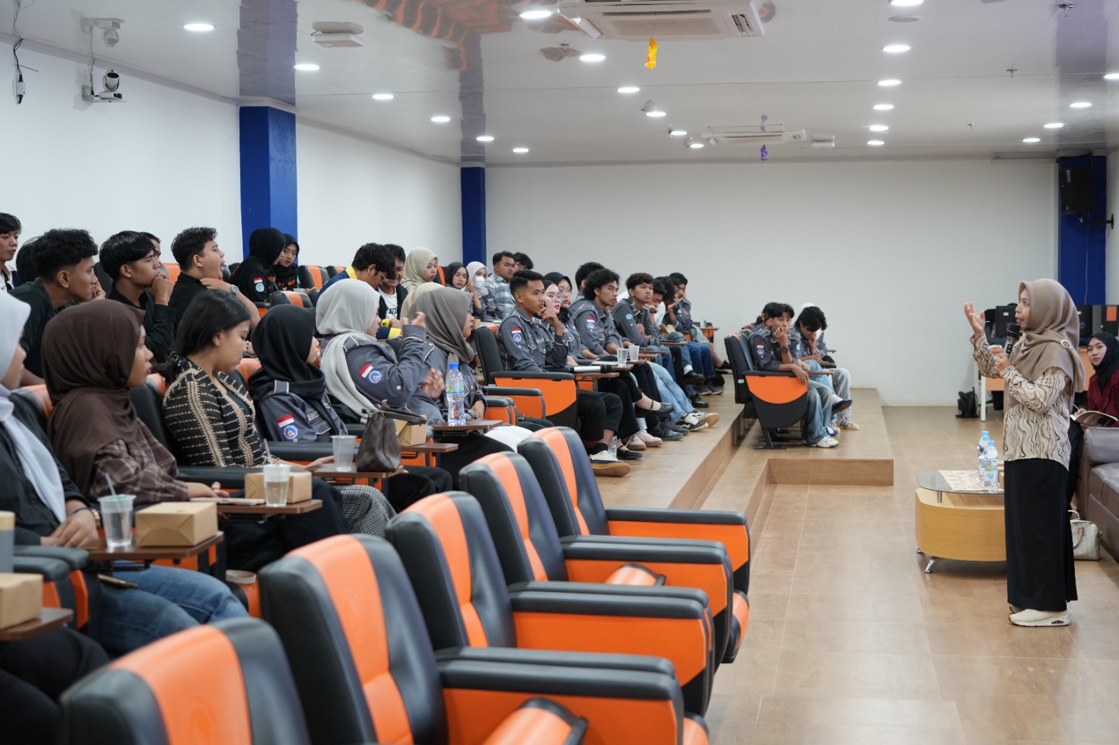 Anggota Bawaslu Kepri Dr. Maryamah menyampaikan materi kepada peserta Kelas Politik 18 April 2026