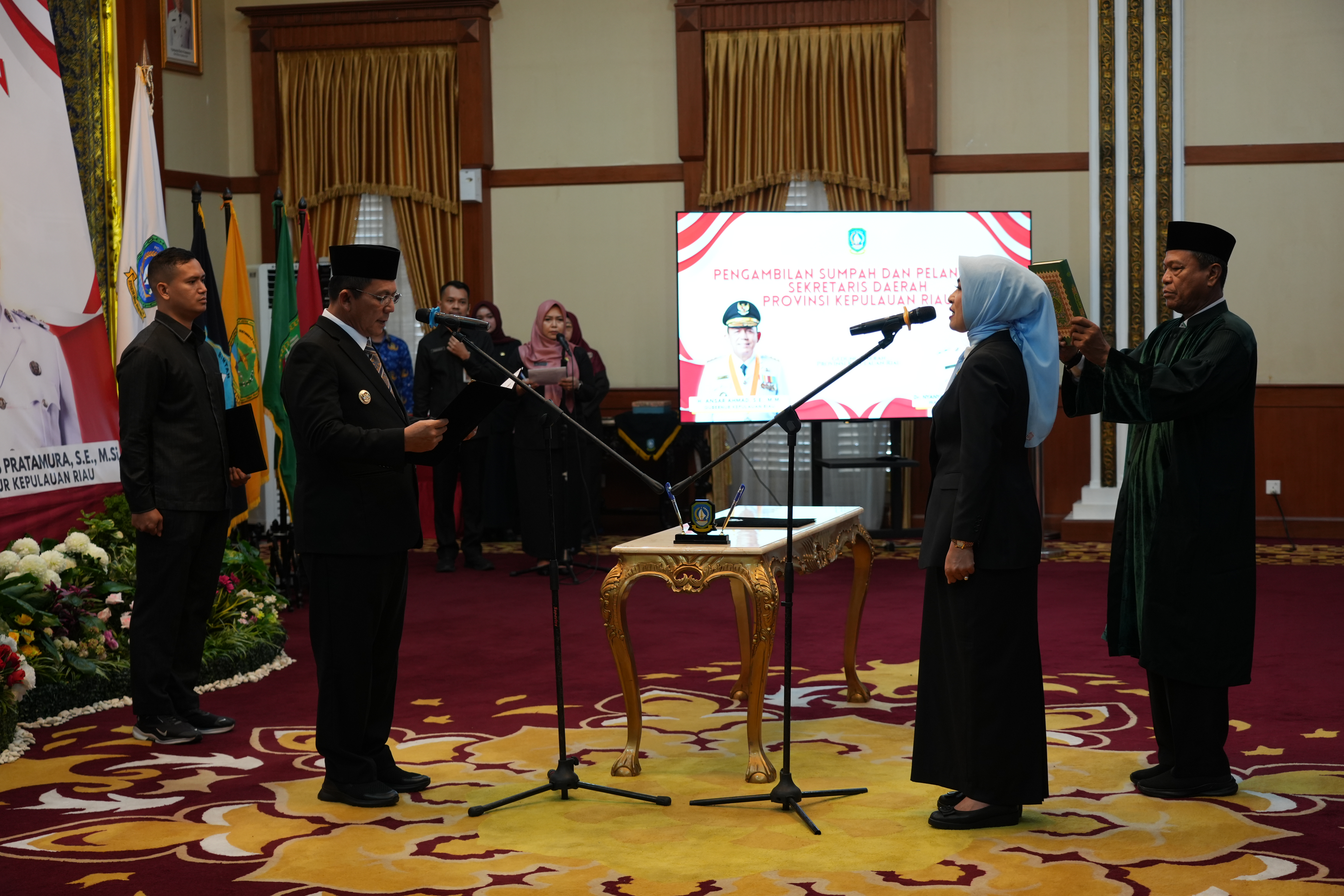 Gubernur Kepri Membacakan naskah pelantikan sekretaris daerah provinsi kepri Misni, SKM.,M.Si di gedung daerah Tanjungpinang 27 April 2026