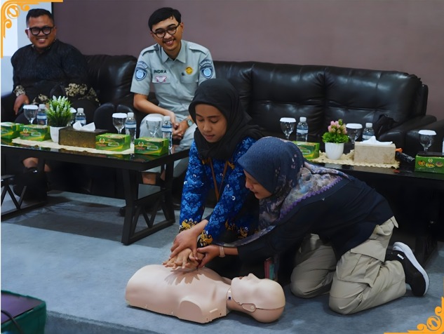 Peserta kegiatan mengikuti praktik Pertolongan Pertama Gawat Darurat (PPGD) bersama narasumber 