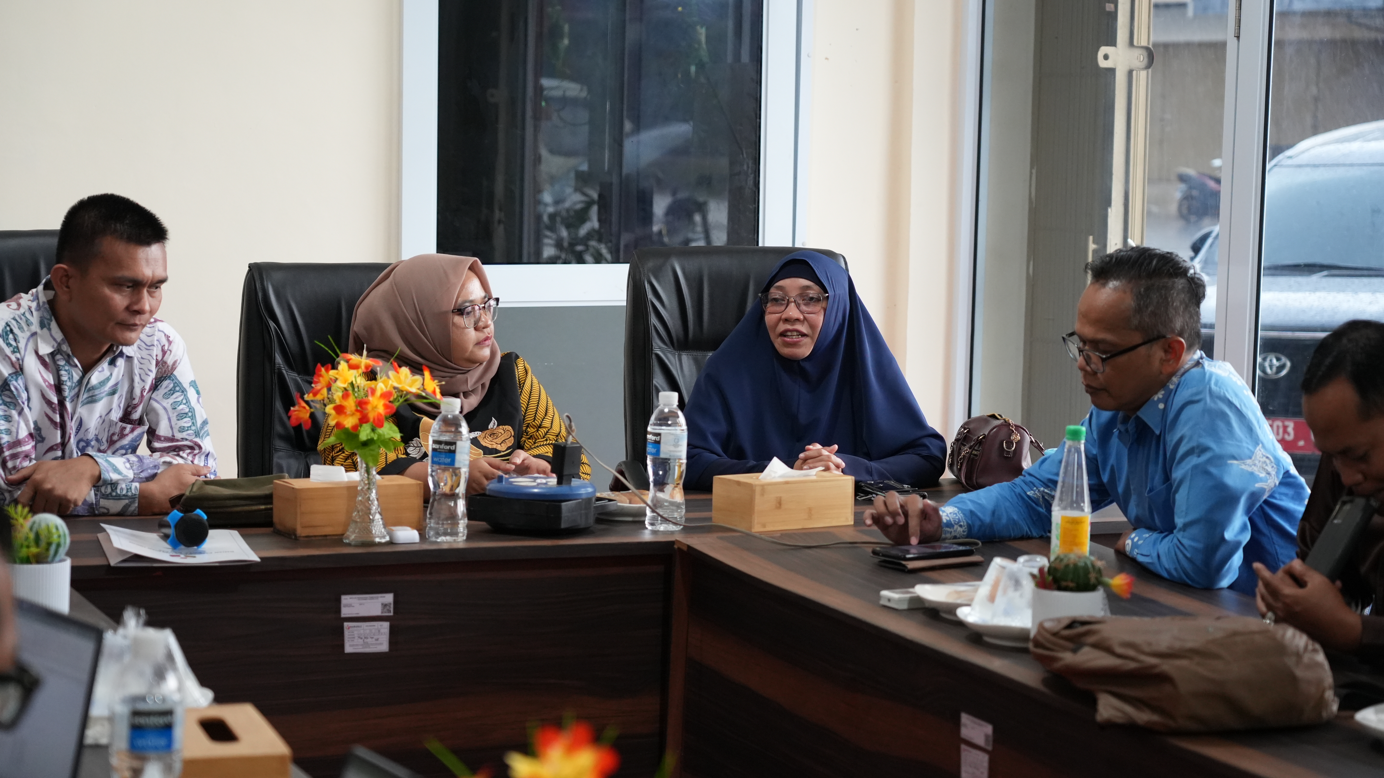 Anggota Bawaslu Kepri, Rosnawati bersama Komsioner Bawaslu kota Batam dalam kegiatan monev divisi penanganan pelanggaran dan Pengelolaan data.