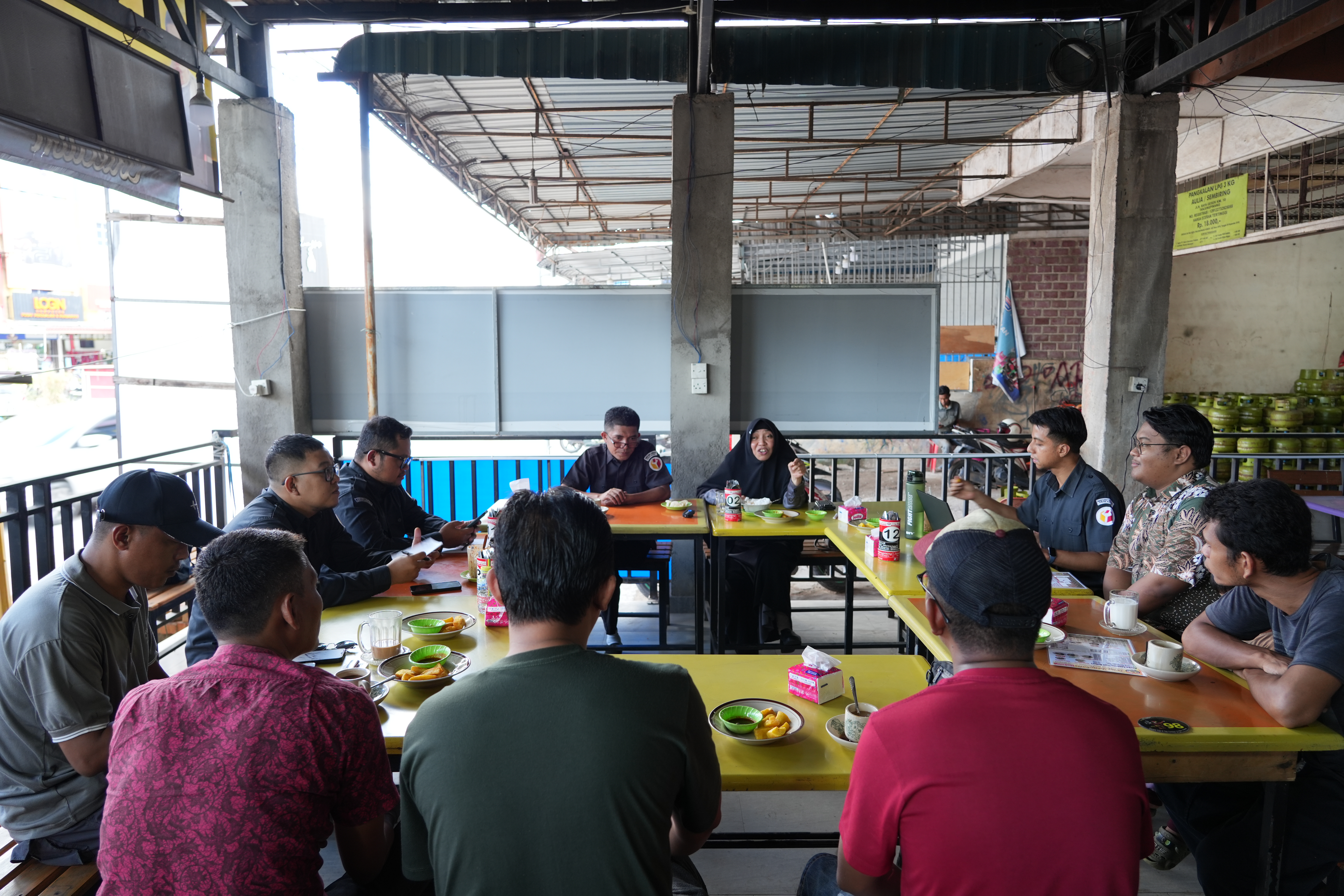 Anggota Bawaslu Provinsi Kepulauan Riau, Rosnawati di dampingi Kepala Bagian p3sph, Takwin Saleh dalam kegiatan NgopiMas ( Ngobrol Pemilu Bersama Masyarakat) bersama Driver Maxim Kota Tanjungpinang di kedai Kopi Young Bengkalis.