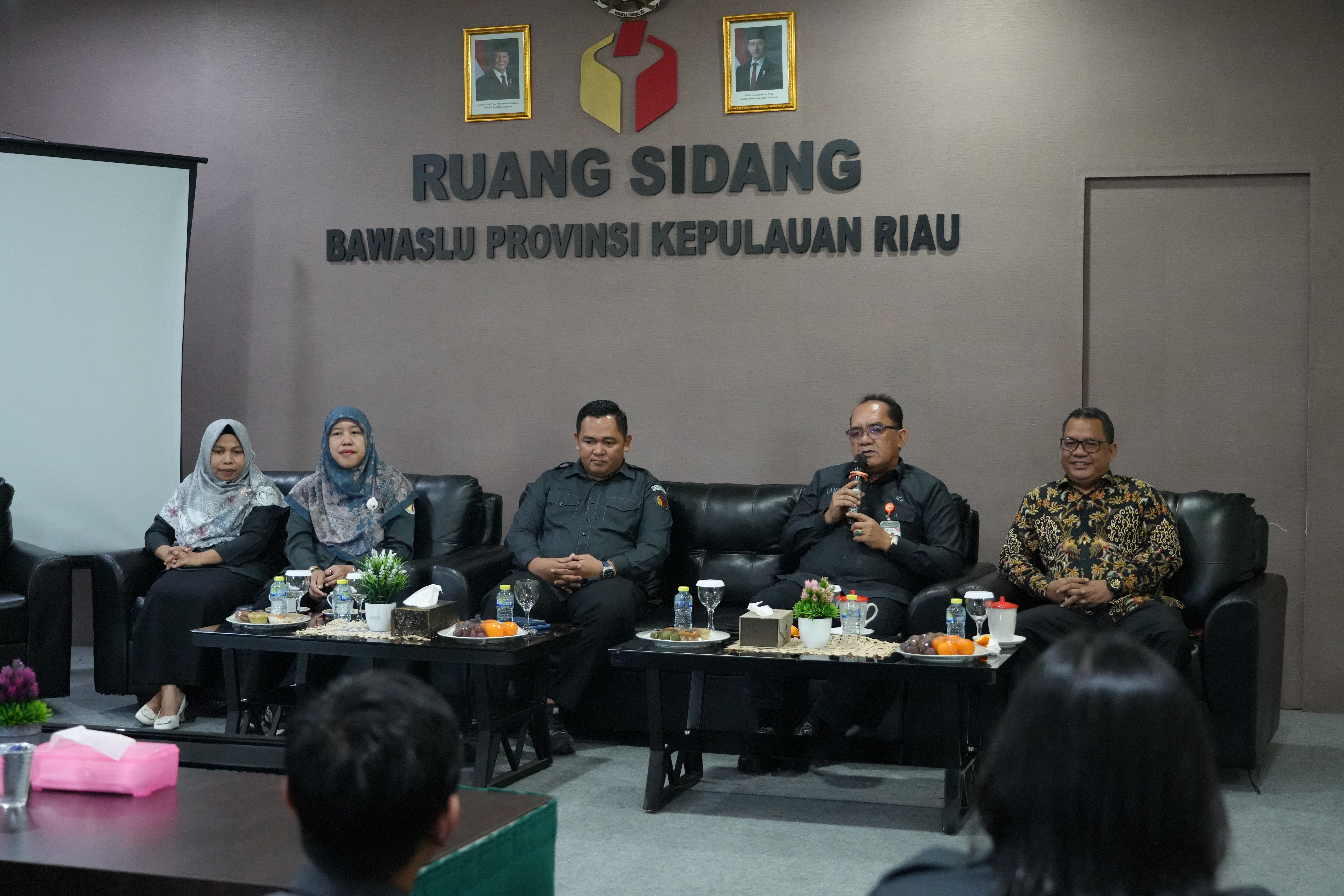 Deputi Bidang Administrasi Bawaslu RI, La Bayoni di menyampaikan arahan dalam rangka kegiatan penyerahan pelaksana tugas kepala sekretariat Bawaslu Kepri ibu Noeroel Fitriani, bersama ketua dan anggota Bawaslu Kepri.