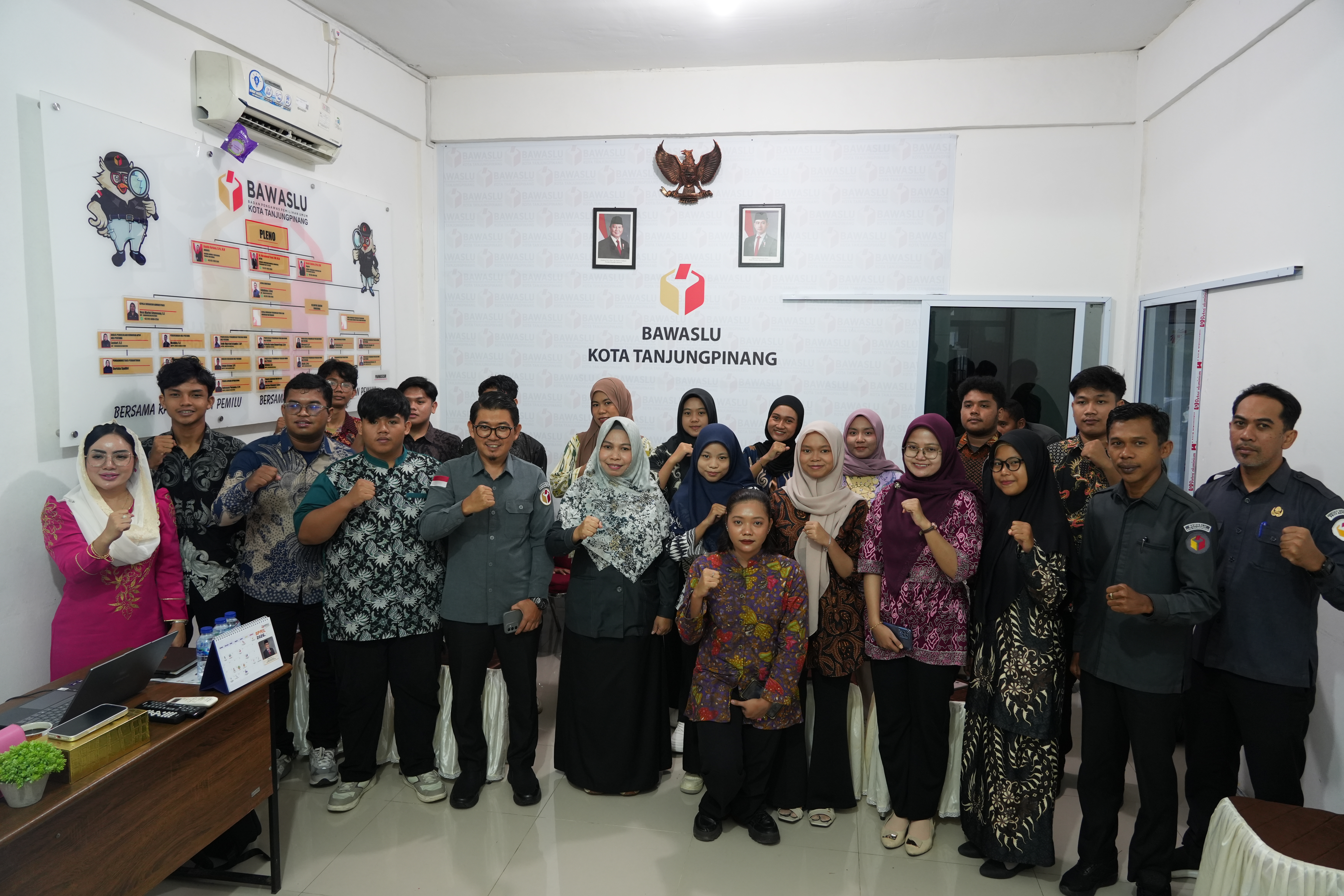 Anggota Bawaslu Kepri, Maryamah berFoto bersama ketua dan anggota bawaslu kota Tanjungpinang dan peserta kegiatan Pendidikan Pengawasan Partisipatif (P2P)