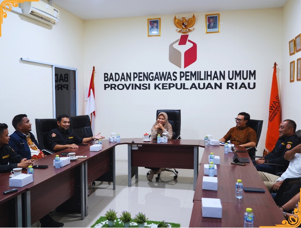 Anggota Bawaslu, Maryamah di dampingi Kepala Bagian Pengawasan & Humas, Ridwan bersama ketua dan anggota Karang Taruna Provinsi Kepri pertemuan dalam rangka konsolidasi demokrasi