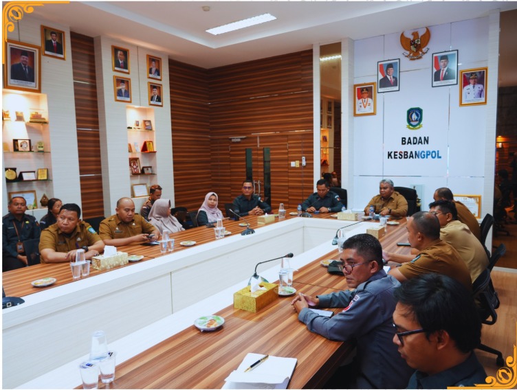 Ketua Bawaslu Provinsi Kepulauan Riau Zulhadril Putra bersama Anggota Febriadinata, Rosnawati dan Maryamah dalam kegiatan Pembahasan MoU bersama Kesbangpol Provinsi Kepri