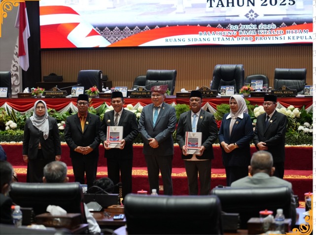 Anggota Bawaslu Provinsi Kepulauan Riau, Febriadinata, menghadiri Rapat Paripurna DPRD Provinsi Kepulauan Riau dalam agenda Penyampaian Laporan Hasil Pemeriksaan (LHP) Badan Pemeriksa Keuangan Republik Indonesia (BPK RI) atas Laporan Keuangan Pemerintah Daerah (LKPD) Pemerintah Provinsi Kepulauan Riau yang dilaksanakan di Ruang Rapat Utama Balairung Raja Chalid hitam DPRD Provinsi Kepulauan Riau, Senin (22/6/2026).