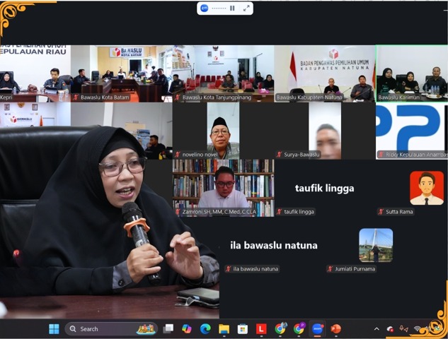Anggota Bawaslu Provinsi Kepulauan Riau, Rosnawati sedang memberikan arahan kepada peserta kegiatan Klinik Penanganan Pelanggaran Bawaslu Kabupaten/kota melalui zoom meeting 