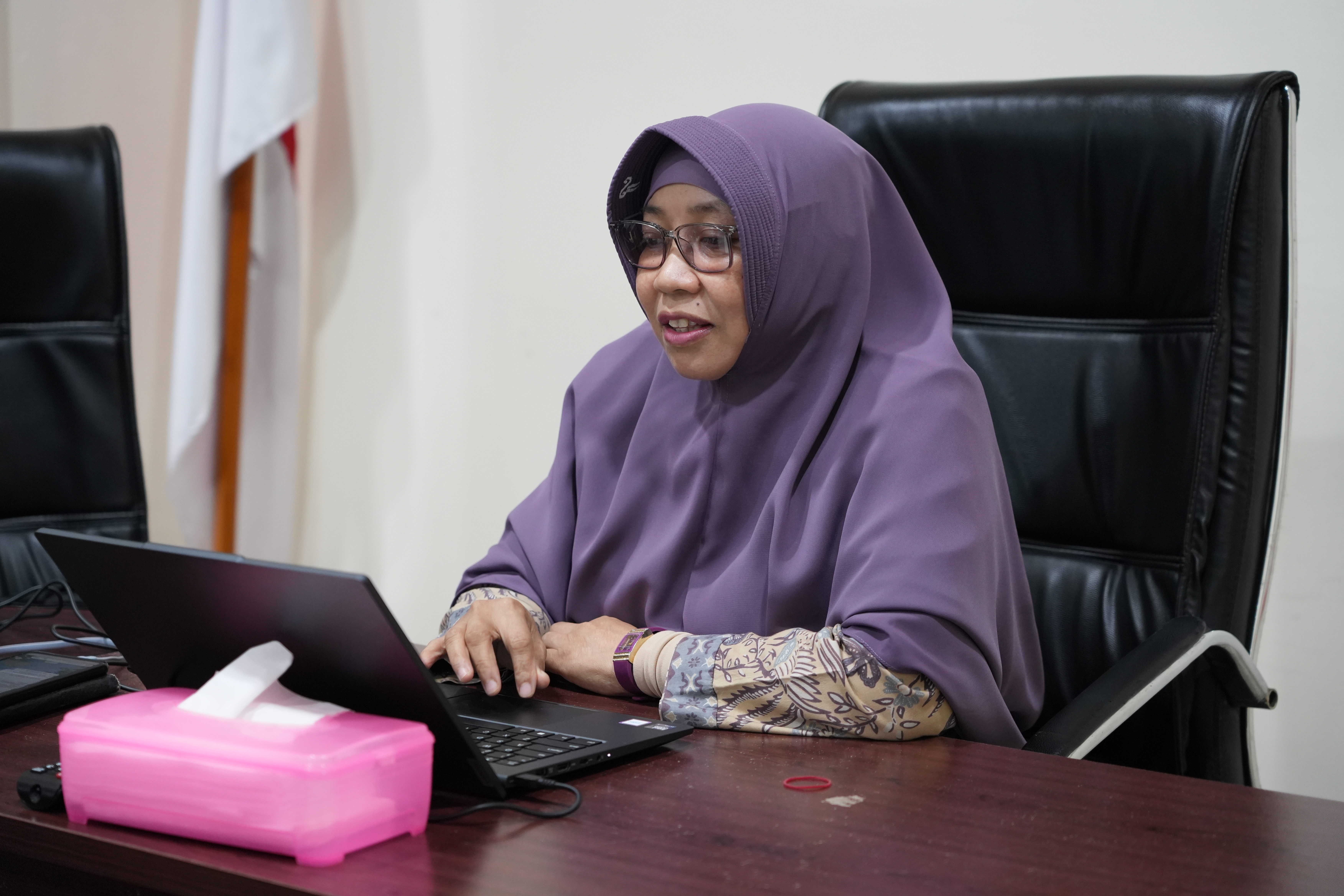 Rosnawati sampaikan Optimalisasi Sistem Pelayanan Informasi Publik di Bawaslu dalam pelaksanaan kegiatan di Bawaslu Kota Batam, pada Kamis (18/6/2026).