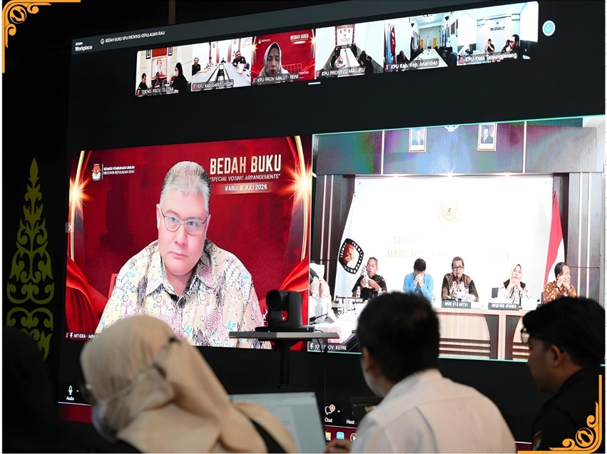 menghadiri dan mengikuti Rangkaian kegiatan bedah buku bertajuk Special Voting Arrangements yang diselenggarakan oleh KPU Provinsi Kepulauan Riau sebagai bagian dari upaya memperkuat wawasan dan kapasitas penyelenggara pemilu dalam mewujudkan pemilu yang inklusif, aksesibel, dan berintegritas, Rabu (8/7/2026).
