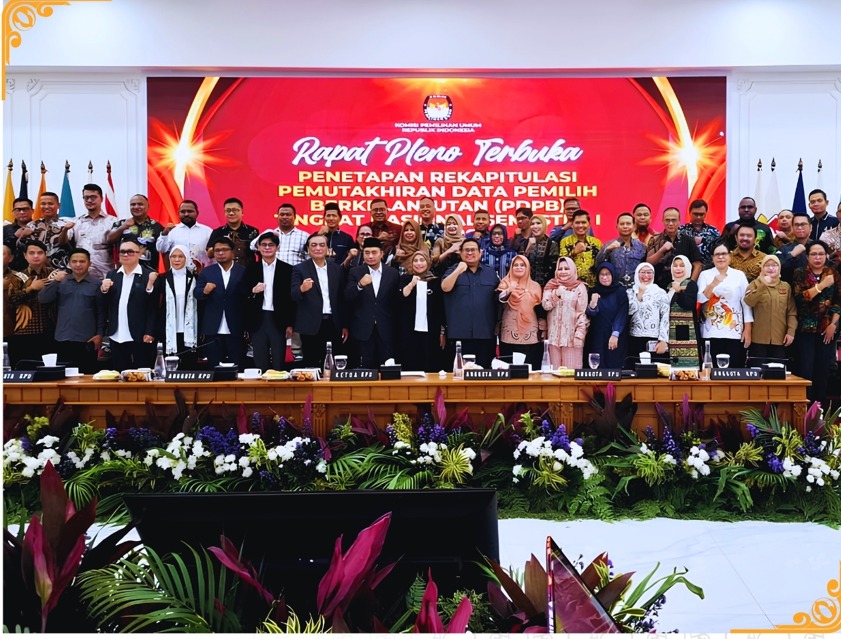 Foto bersama Rapat Pleno Terbuka Penetapan Rekapitulasi Pemutakhiran Data Pemilih Berkelanjutan (PDPB) Tingkat Nasional Semester I Tahun 2026 yang diselenggarakan oleh Komisi Pemilihan Umum (KPU) Republik Indonesia di Jakarta, Senin (20/7/2026).