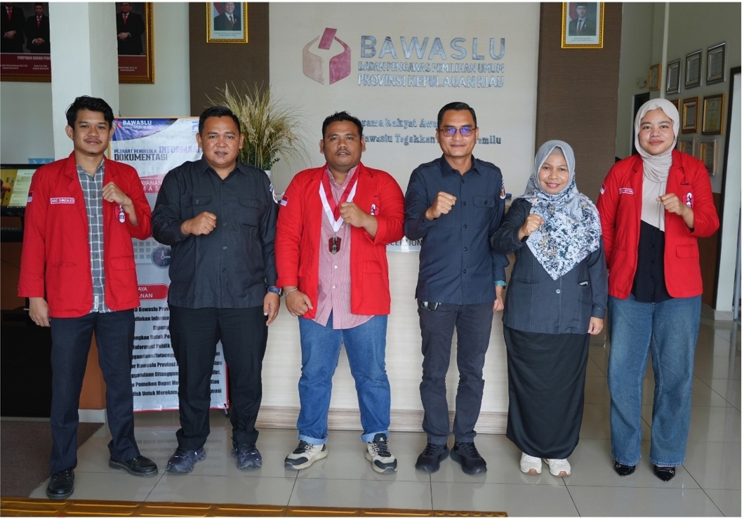 Bawaslu Kepri menerima kunjungan kelembagaan Gerakan Mahasiswa Nasional Indonesia (GMNI) Cabang Tanjungpinang–Bintan, Kegiatan yang berlangsung di Kantor Bawaslu Provinsi Kepulauan Riau, Senin (13/7/2026), dihadiri Ketua Bawaslu Kepri Zulhadril Putra, Anggota Bawaslu Maryamah dan Febriadinata, serta jajaran sekretariat. Dari pihak GMNI hadir Ketua GMNI Cabang Tanjungpinang–Bintan Gabriel R.H., Bendahara Depi Petrianti, dan Pengurus Ario Gonzales.