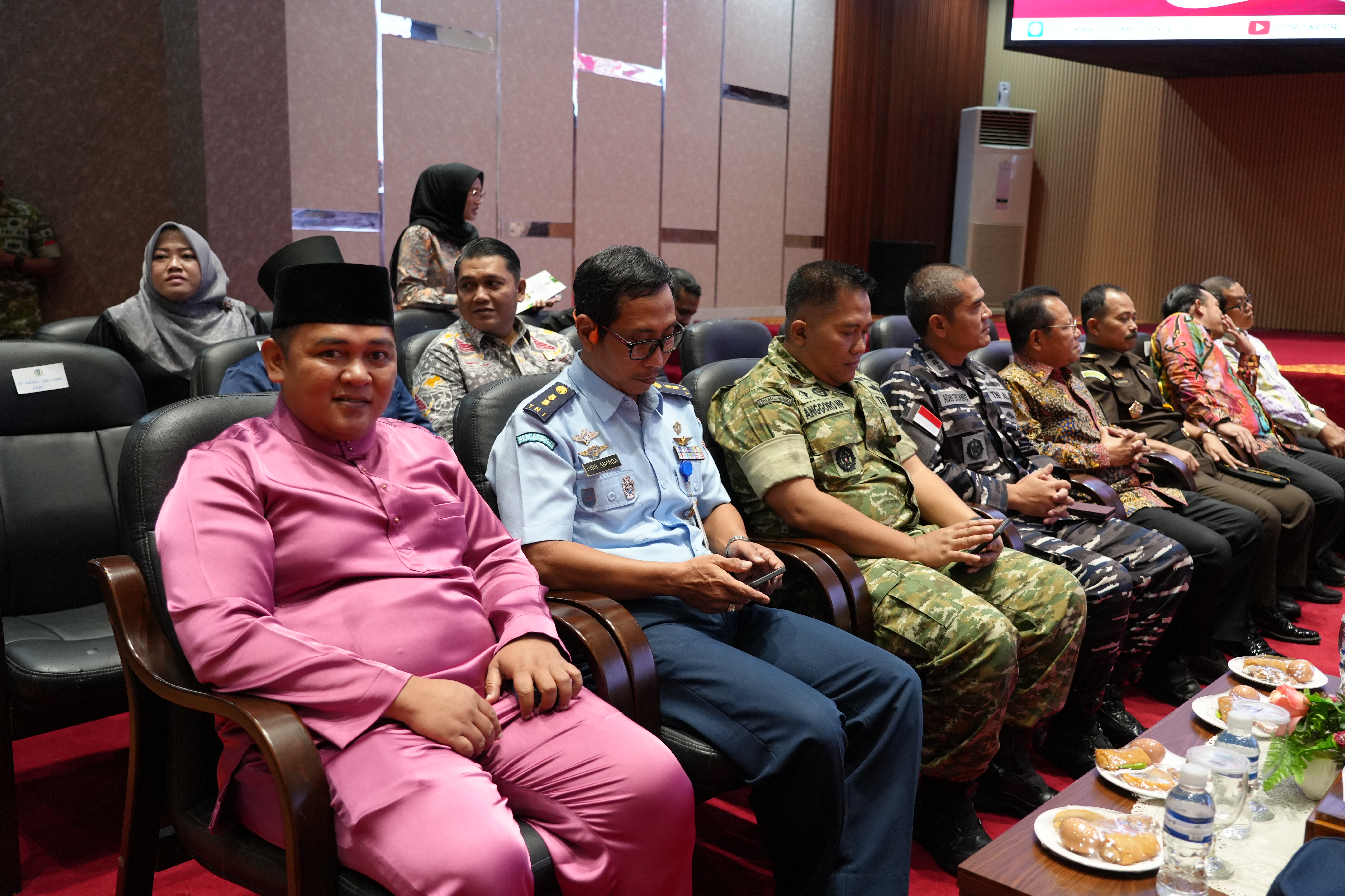 Ketua Bawaslu Provinsi Kepulauan Riau, Zulhadril Putra, menghadiri Rapat Paripurna DPRD Provinsi Kepulauan Riau