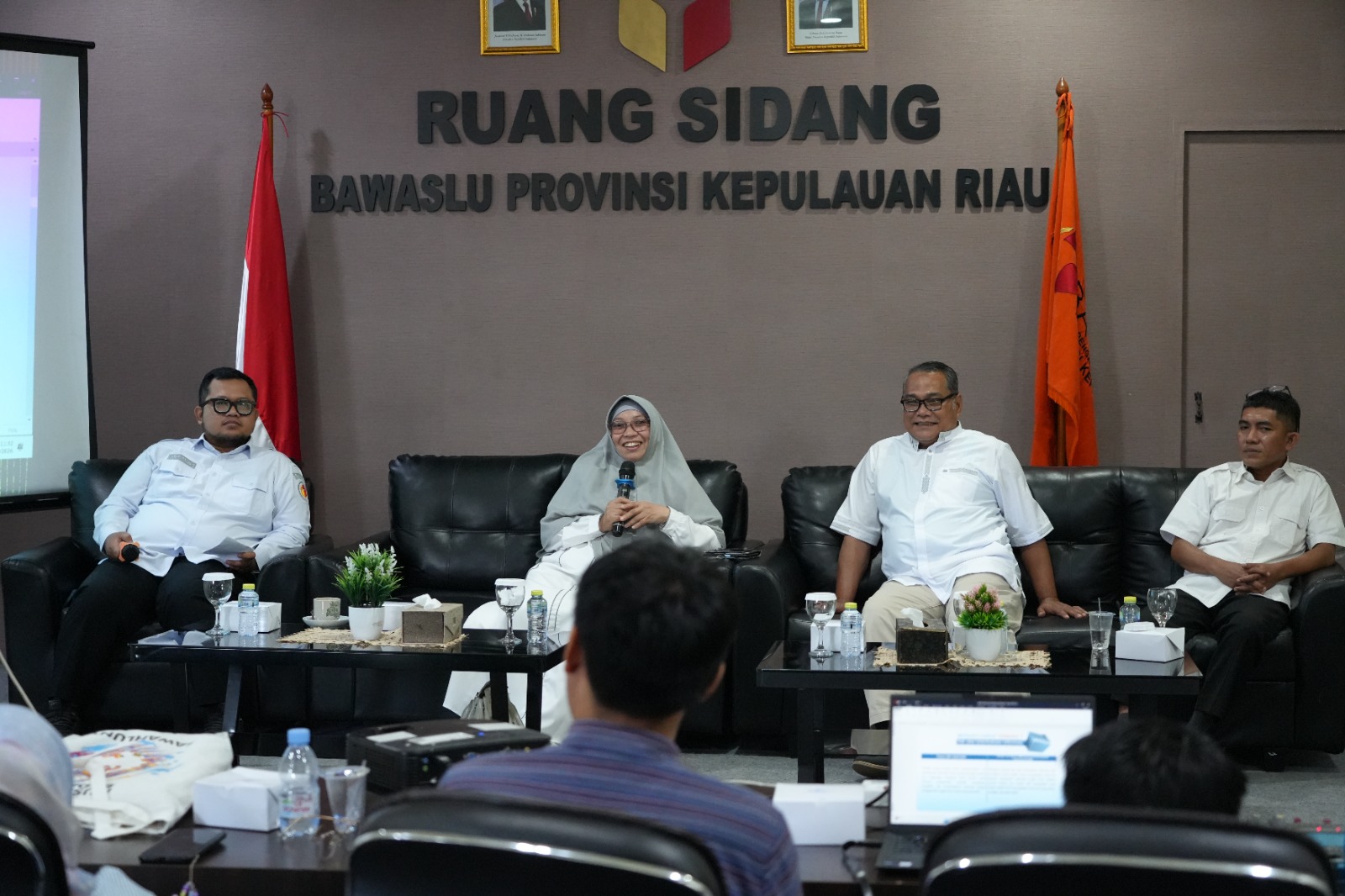 Dr. Rosnawati, M.A., yang memaparkan mekanisme pelayanan informasi publik di lingkungan Bawaslu Kepri. dalam kegiatan Konsolidasi Demokrasi bertema Penguatan Keterbukaan Informasi Publik yang digelar di Kantor Bawaslu Provinsi Kepulauan Riau, Rabu (8/7/2026).