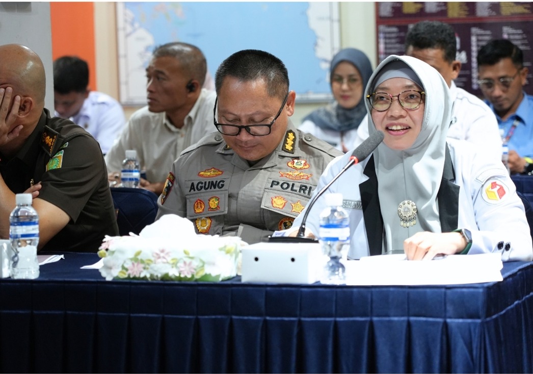 Anggota Bawaslu Kepri, Rosnawati saat memberikan masukan dalam Forum Konsultasi Publik (FKP) Penyusunan Standar Pelayanan Publik KPU Provinsi Kepulauan Riau Tahun 2026 di Kantor KPU Provinsi Kepulauan Riau, Rabu (7/10/2026).